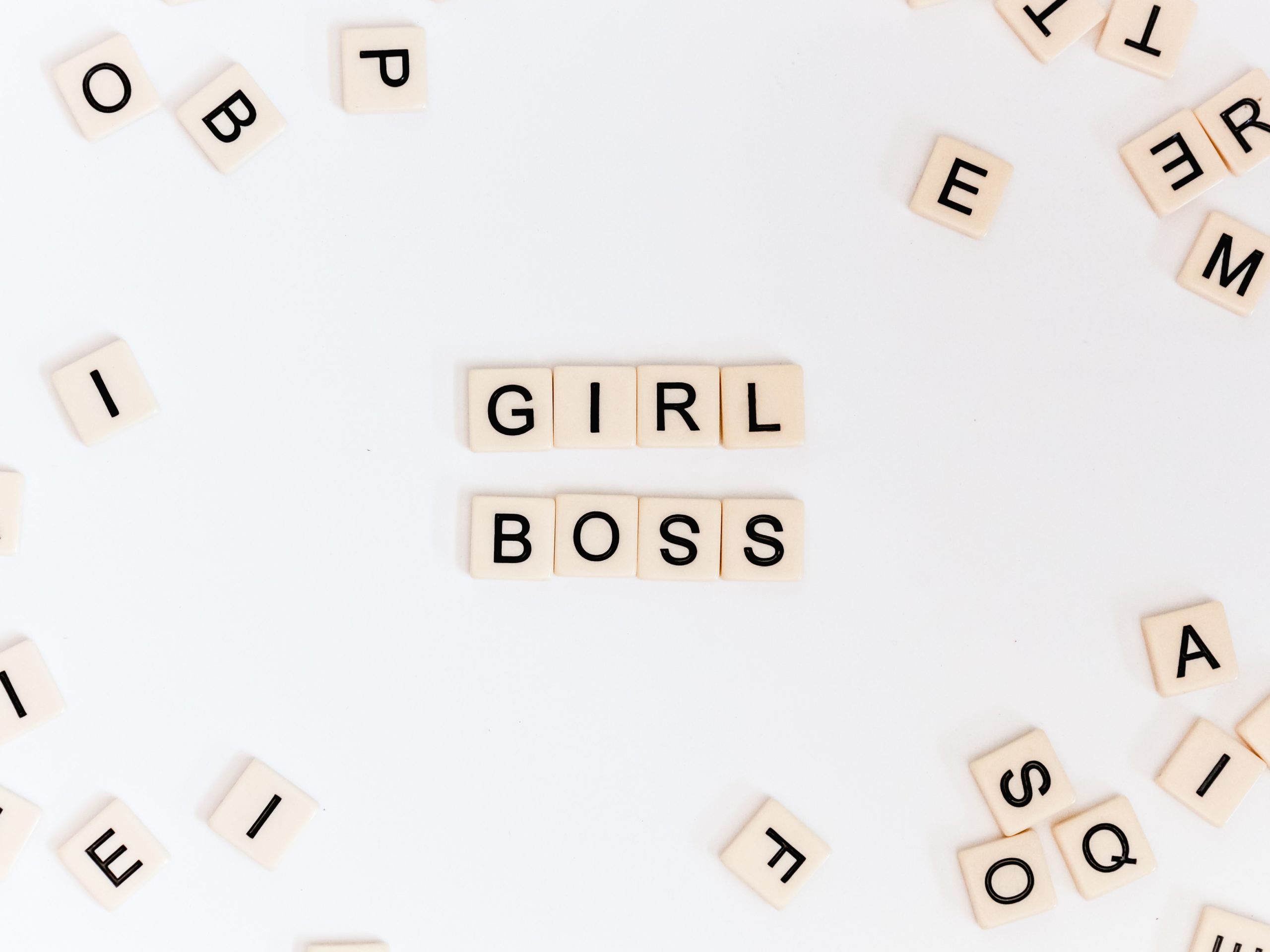 zusammengewürfelte Buchstaben, die Girl Boss ergeben